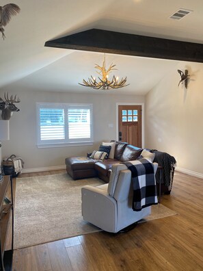 Smart TV - The Lake Houston Escape (Crosby)