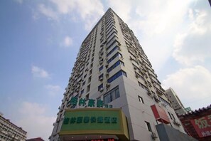 A tall building with multiple floors and a sign indicating a hotel. - GreenTree Smart Choice Hotel (Shanghai Chest hospital Hongqiao Road Metro Station) (Shanghai)