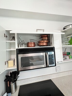 Micro-ondes, four, plaque de cuisson, lave-vaisselle
