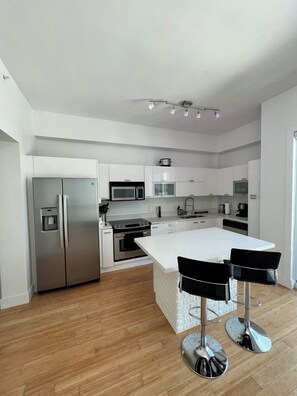 Een magnetron, een oven, een kookplaat, een vaatwasser