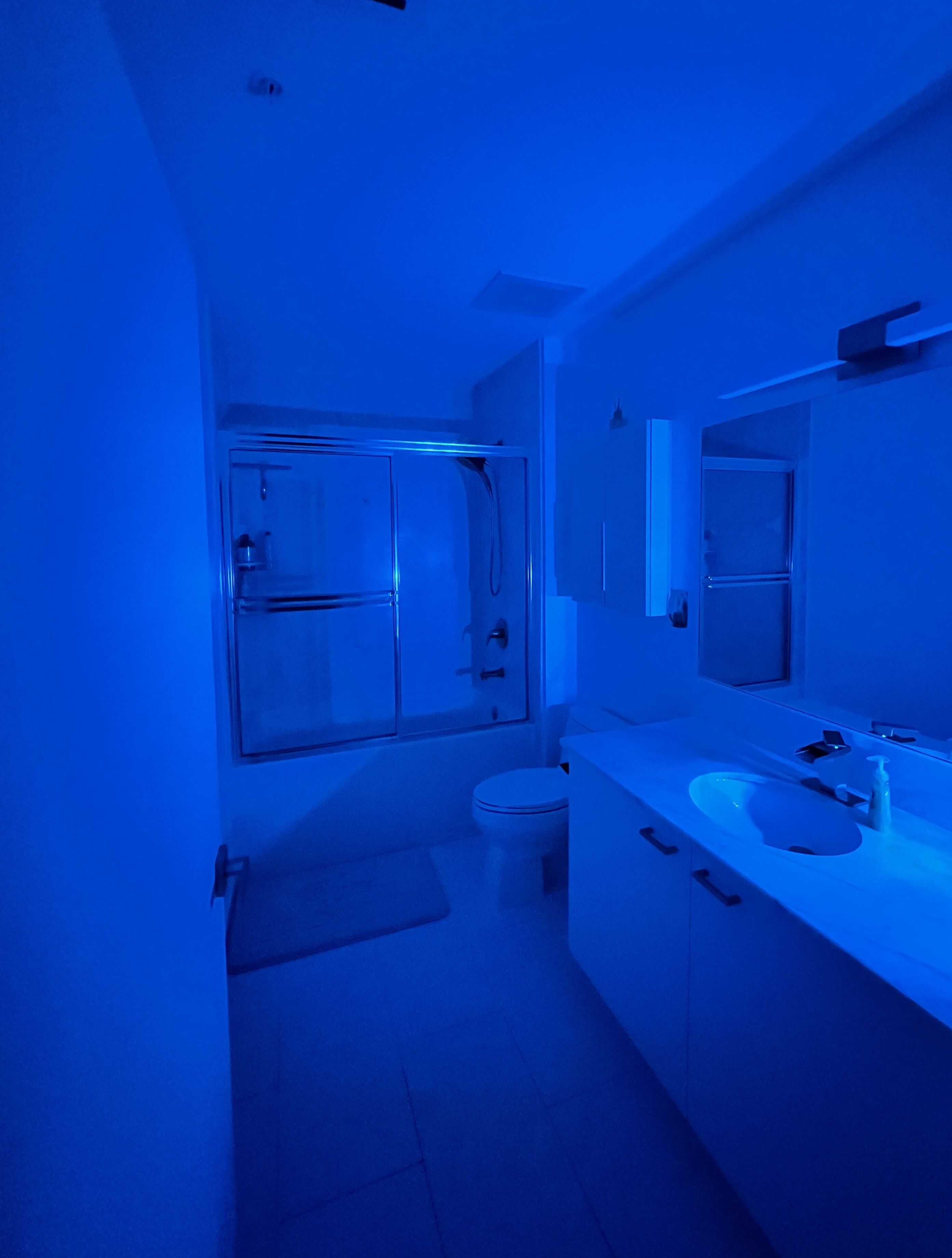 Ein Badezimmer mit Dusche, Toilette und Waschbecken.