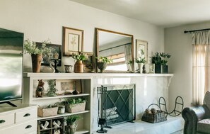 スマートテレビ、暖炉、卓球台