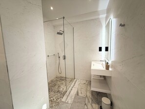 Haartrockner, Handtücher, Seife, Toilettenpapier