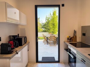Refrigerador, microondas, horno y parrilla de estufa