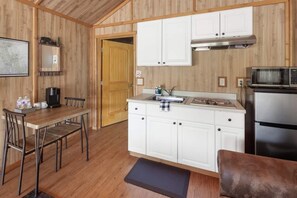 Kylskåp, mikrovågsugn, spishäll och kaffe- och tebryggare