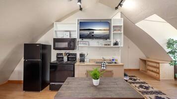 Een koelkast, een microgolfoven, een oven, een kookplaat