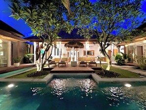 Outdoor pool, pool umbrellas, sun loungers - Villa Pacha Seminyak (Seminyak)