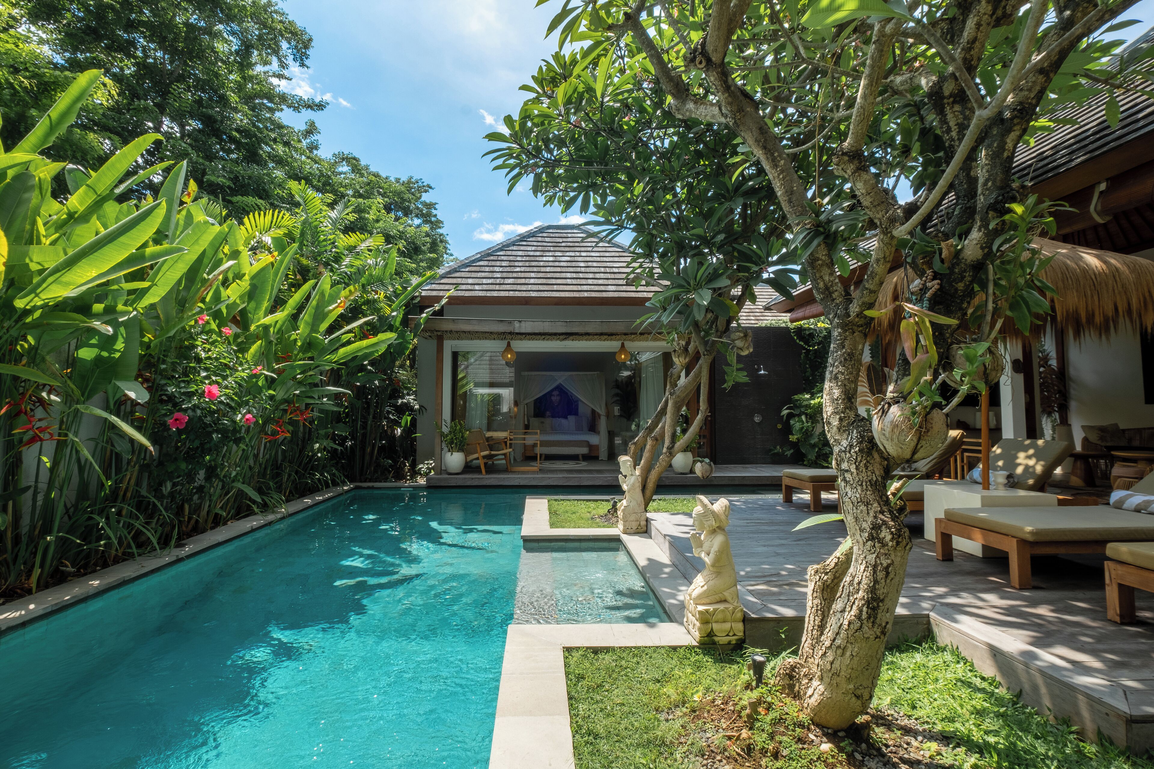 Utendørsbasseng, bassengparasoller og solsenger