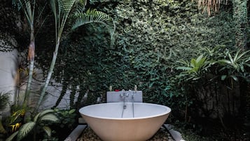 Villa, 4 habitaciones, vista al jardín | 4 habitaciones, caja de seguridad en la habitación y escritorio