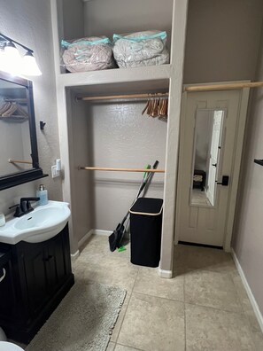 Douche, sèche-cheveux, serviettes fournies, savon