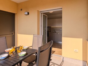 تناول الطعام بالخارج