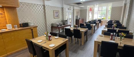 Petit déjeuner anglais (8 GBP par personne)