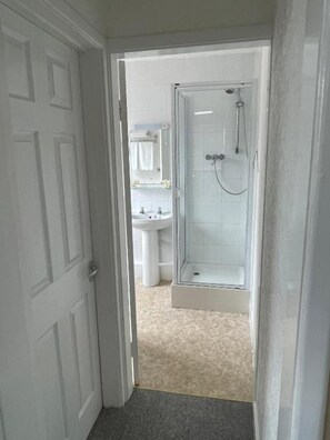 Shower, free toiletries, towels, toilet paper - GNDJ Hotel (Skegness)