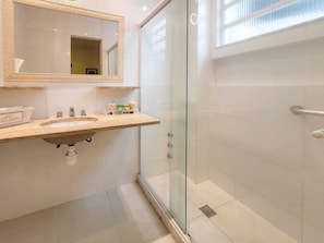 Douche, sèche-cheveux, serviettes fournies, savon