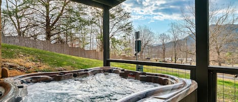 Outdoor spa tub