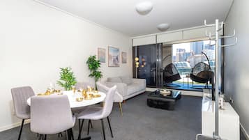 Departamento Deluxe, vista a la ciudad | Área de sala de estar