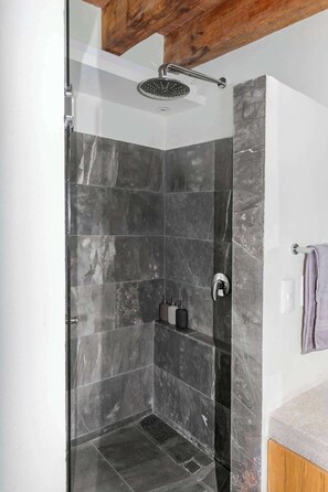 Douche, sèche-cheveux, serviettes fournies