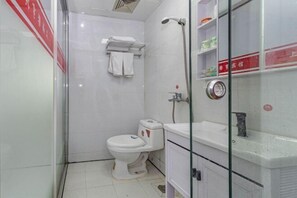 A bathroom with a toilet, a shower, and a sink. - Xinheng Hotel (Jinzun Road) (Shanghai)