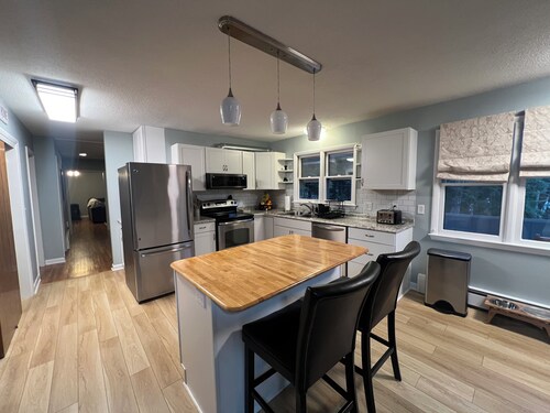 Spacious 6-bedroom house with AC, WiFi in enjoyable Littleton