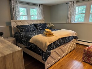 6 slaapkamers, een bureau, een strijkplank/strijkijzer, reisbedje