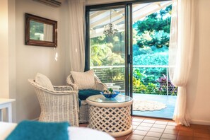 Habitación doble, vista al lago | Sala de estar | Smart TV de 70 cm con canales digitales y Netflix