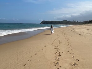 Ubicación cercana a la playa y arena blanca