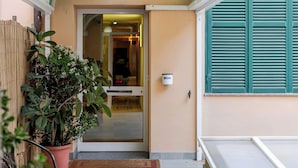 A corridor with a striped ceiling, a potted plant, and a door leading to a room. - Hotel 3 Your Haven of Peace in Ventimiglia (Ventimiglia)
