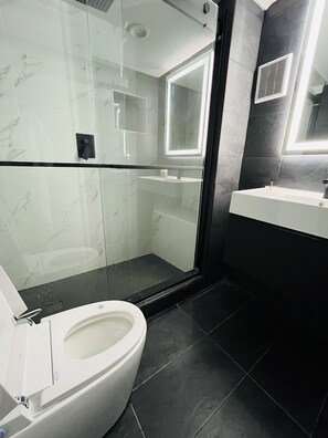 Haartrockner, Handtücher, Seife, Toilettenpapier