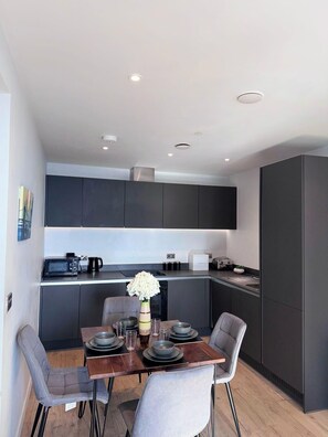 Réfrigérateur, micro-ondes, four, plaque de cuisson