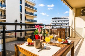 Outdoor dining - Casa Mimì, Alghero, Italy (Alghero)