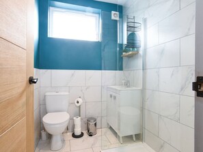 Ein Badezimmer mit Toilette, Dusche und Waschbecken.