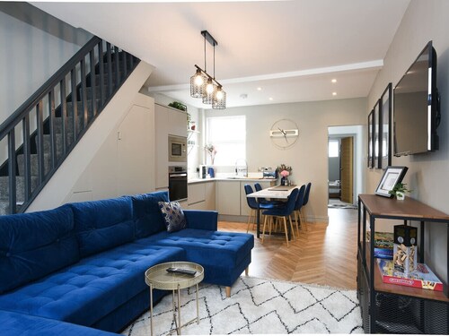 Charming 3BR Terrace House w/Garden 10min to Beach