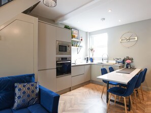 Refrigerador, microondas, horno, placa de cocina