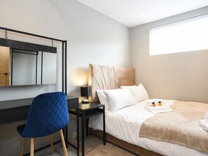 3 bedrooms, desk, iron/ironing board, WiFi