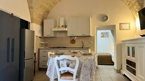 Kühlschrank, Mikrowelle, Kochgeschirr/Geschirr/Besteck, Esstisch