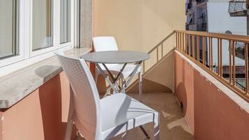 Apartamento | Restaurante al aire libre