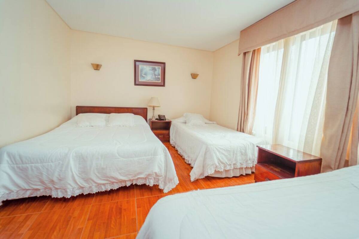 Cortinas opacas, wifi gratis, ropa de cama