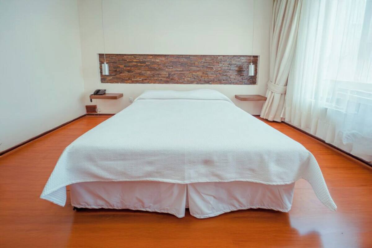Habitación superior, 1 cama de matrimonio | Cortinas opacas, wifi gratis, ropa de cama