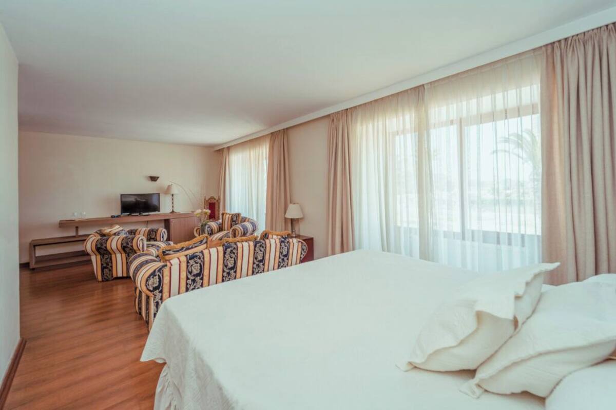 Suite junior | Cortinas opacas, wifi gratis, ropa de cama