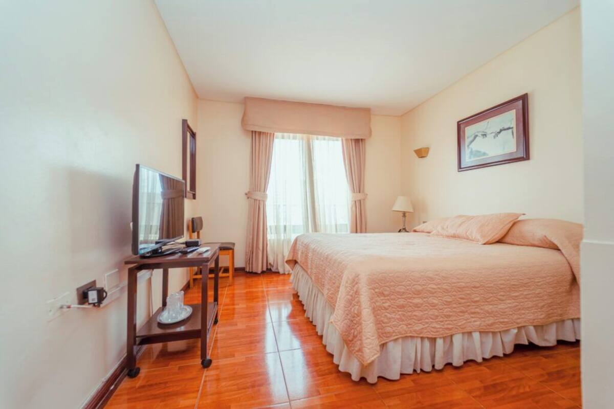 Habitación estándar doble, 1 cama de matrimonio | Cortinas opacas, wifi gratis, ropa de cama