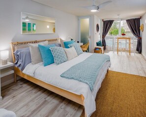 1 chambre, bureau, fer et planche à repasser, lit de bébé portatif