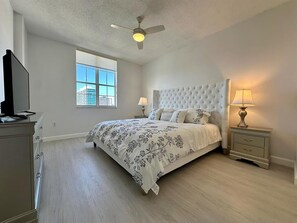 2 bedrooms, desk, iron/ironing board, WiFi - Charming 2-BDRM 2-BA PENTHOUSE TOP FLOOR condo in Downtown West Palm Beach, pkng (West Palm Beach)