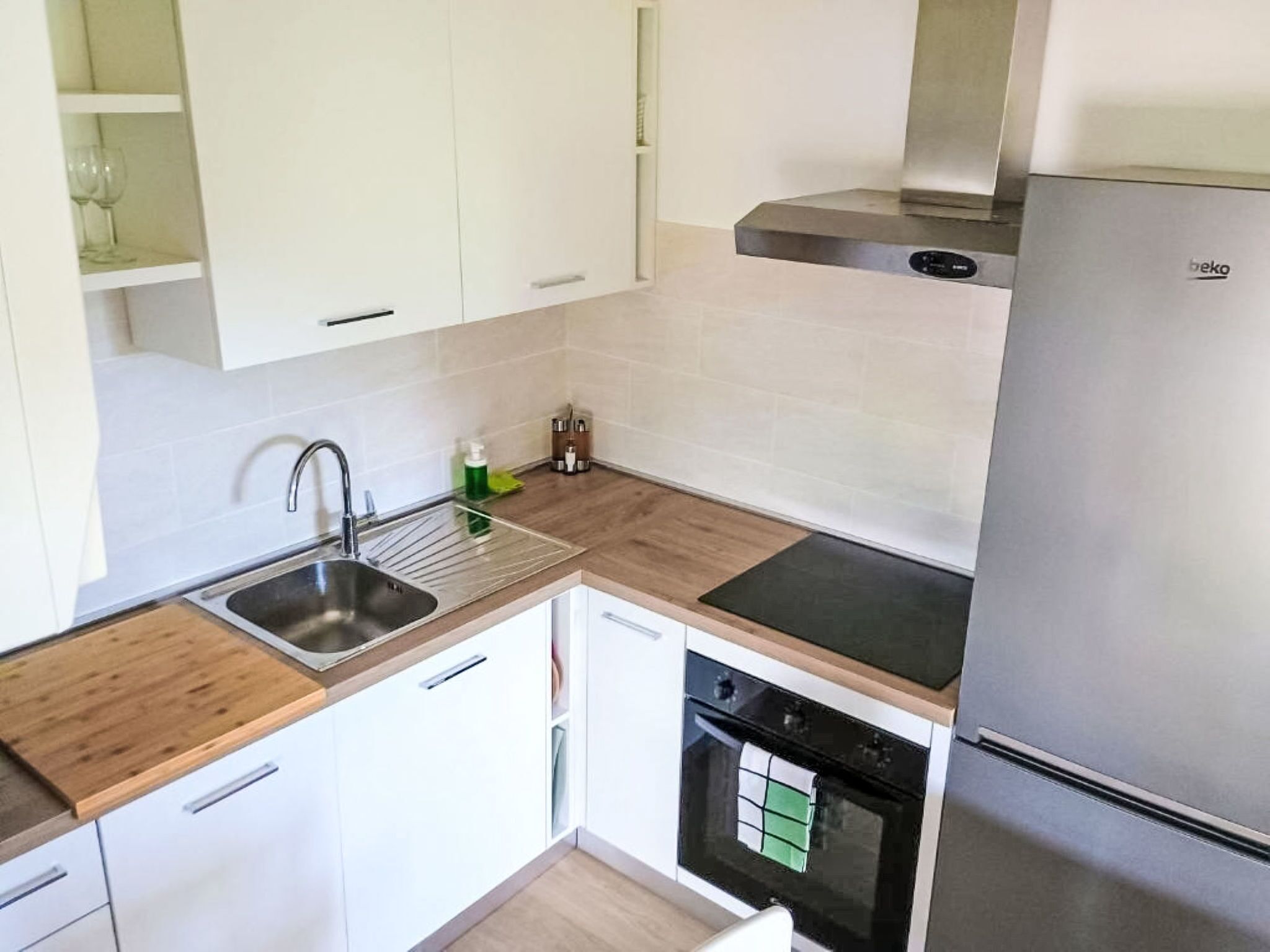 Kühlschrank, Mikrowelle, Ofen, Geschirrspüler