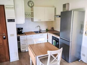 Kühlschrank, Mikrowelle, Ofen, Geschirrspüler