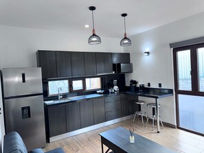 Kjøleskap, mikrobølgeovn, kokeplater og kaffetrakter/tekoker