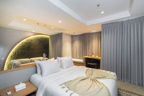 Business Suite | In-room safe, desk, soundproofing, iron/ironing board