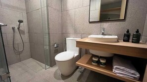 Enkeltrom – superior, byutsikt | Bad | Dusj, tøfler, håndklær og såpe