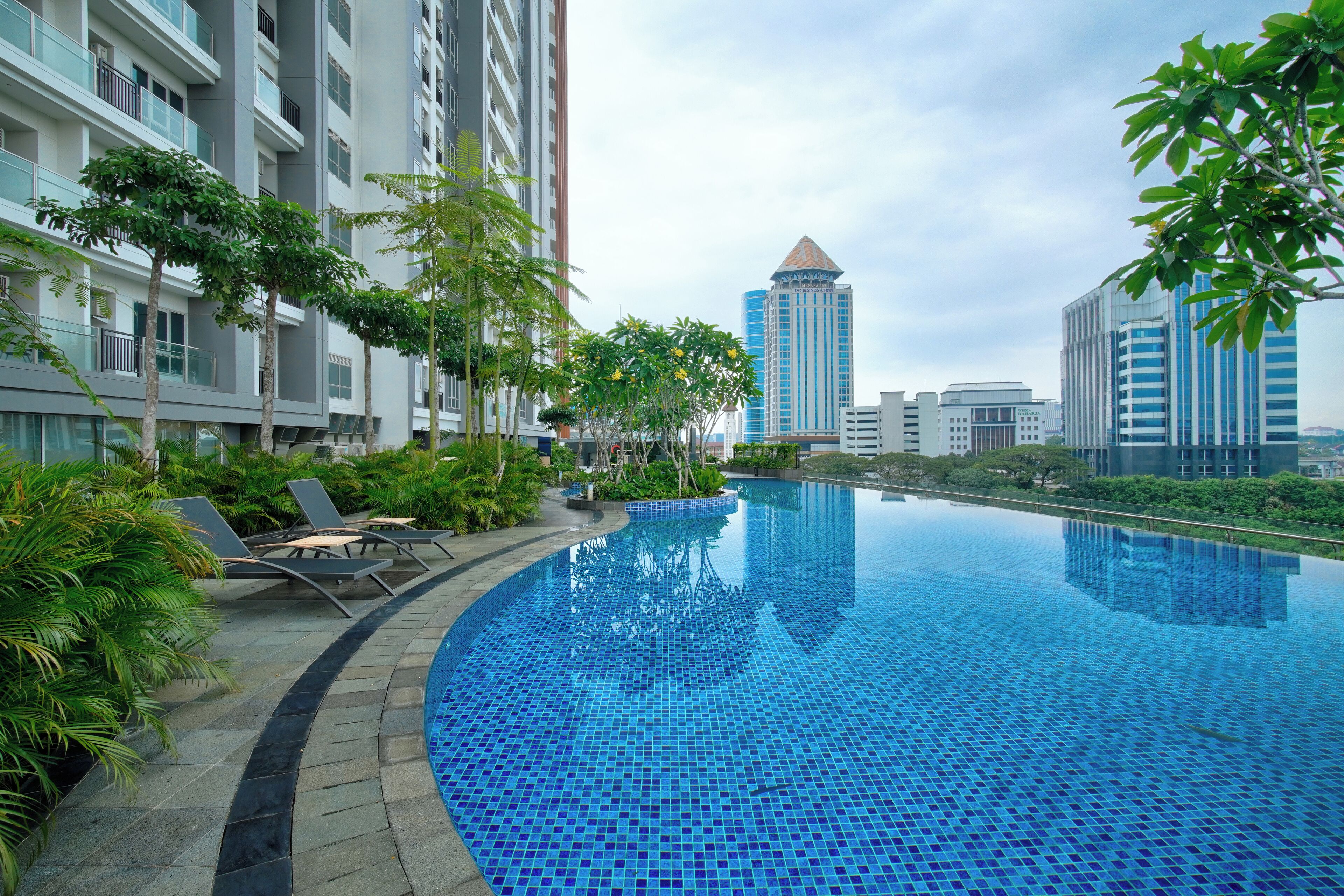 Una piscina al aire libre