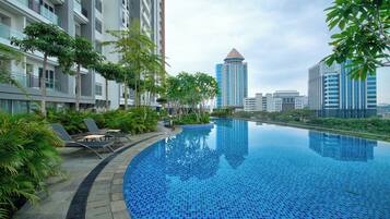 Una piscina al aire libre