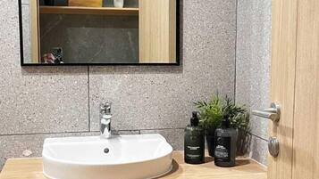 Apartemen, pemandangan kota | Kamar mandi | Shower, sandal, handuk, dan sabun